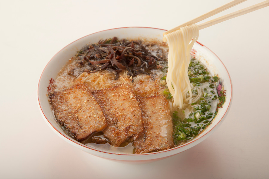 売り切れ次第終了の「天外天」。自慢の豚骨スープはニンニクたっぷり。