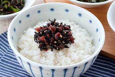 ひじきのうまみと梅の酸味がごはんの甘みを引き立ててくれます