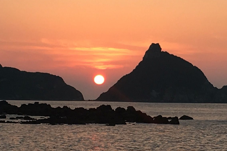 矢堅目に沈む夕日