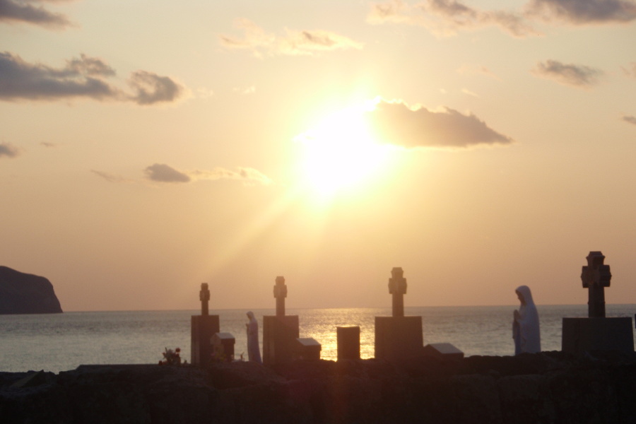 海を望む静かな墓地
