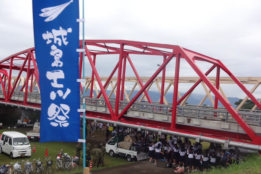 会場は赤い橋と「城島エツ祭」のノボリ旗が目印