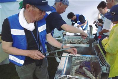 目の前で揚げられるエツの唐揚げ