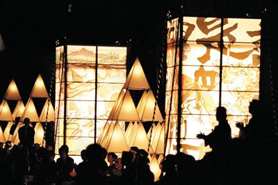 幻想的な光を放つ大灯籠山車が、ゆっくりと進む「おかげ祭り」の