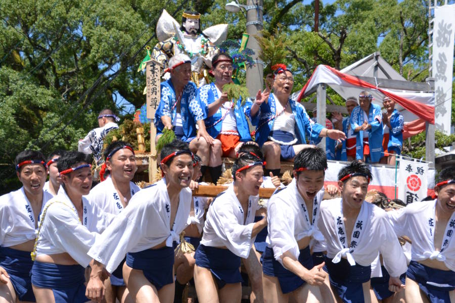 追い山が街中を威勢よく駆け回ります