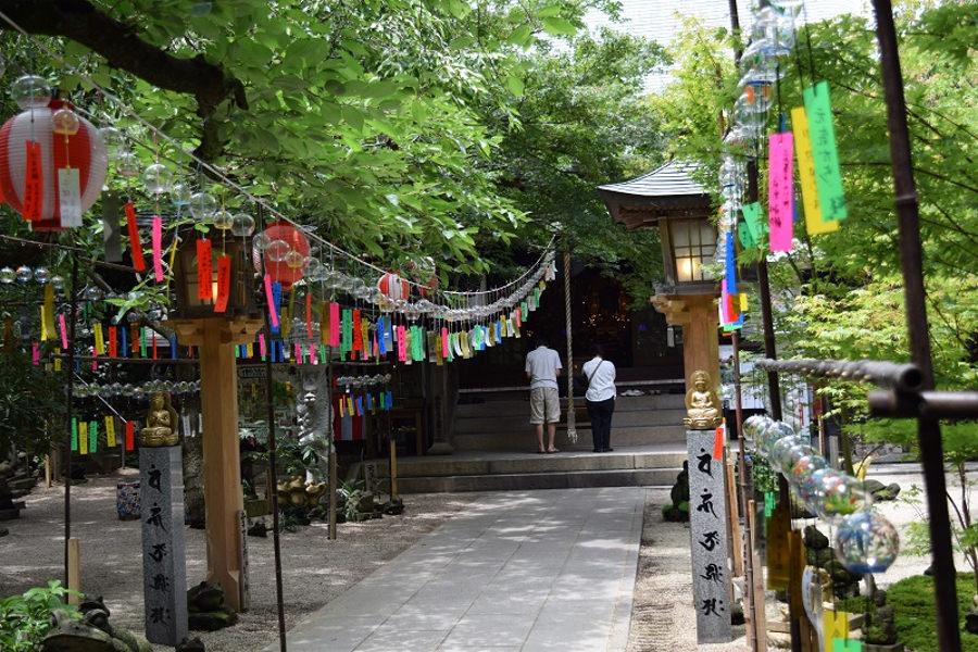 如意輪寺の参道に吊るされた風鈴 如意輪寺の参道に吊るされた風鈴
