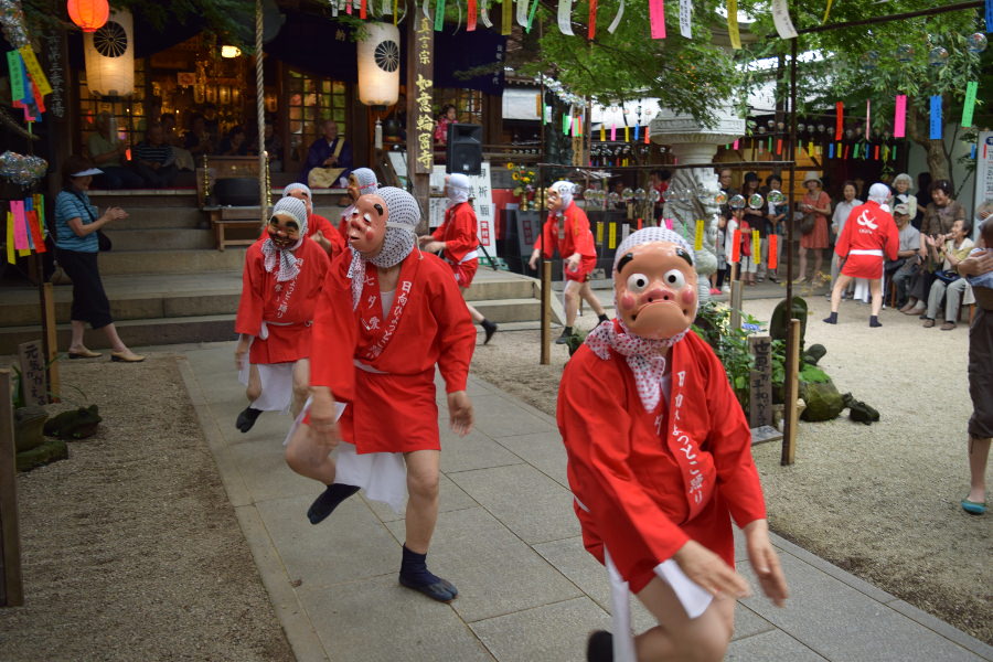 演舞で奉納されるひょっとこ踊り 演舞で奉納されるひょっとこ踊り