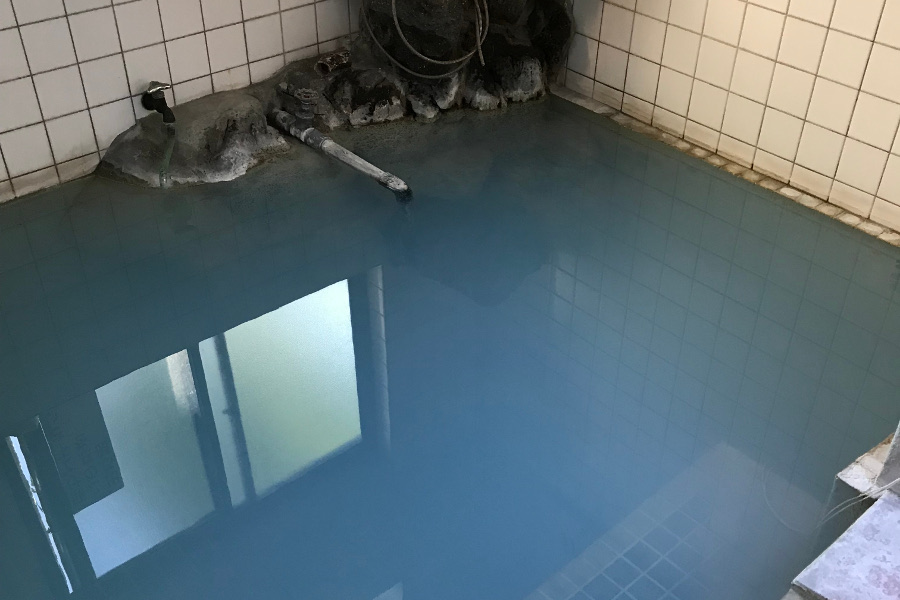 源泉は3丁目の地獄から引かれたもので地獄と同じブルーの湯面 源泉は3丁目の地獄から引かれたもので地獄と同じブルーの湯面