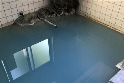 源泉は3丁目の地獄から引かれたもので地獄と同じブルーの湯面