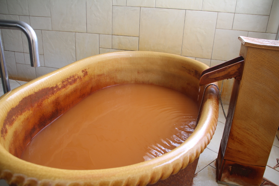 鉄分を含む温泉のため、空気に触れることで酸化し茶色濁ります 鉄分を含む温泉のため、空気に触れることで酸化し茶色濁ります