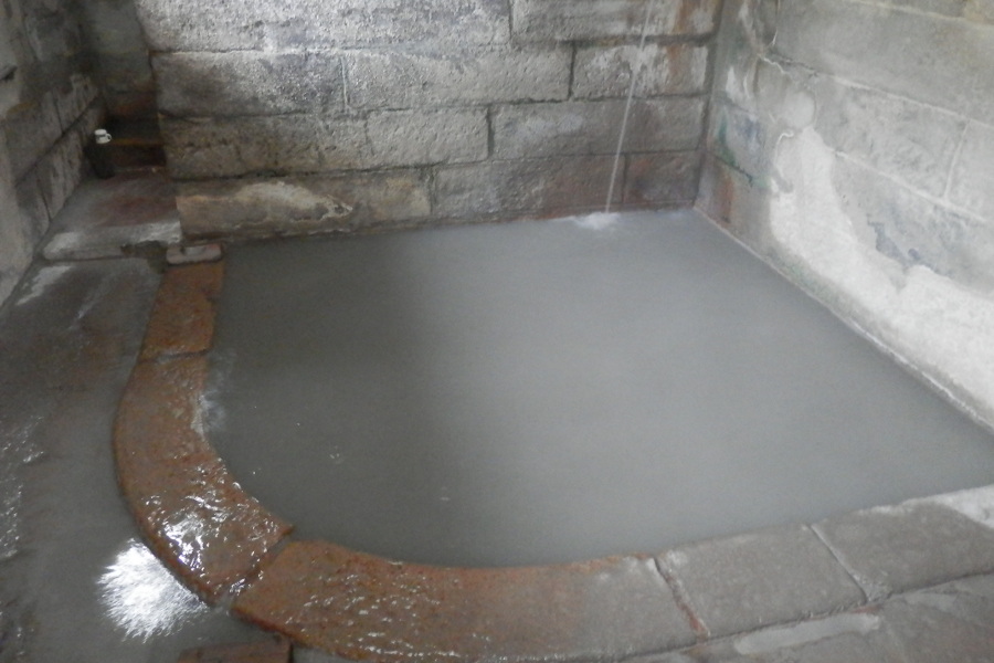 湯船の底には泥が沈殿していて、滑りやすいのでご注意を 湯船の底には泥が沈殿していて、滑りやすいのでご注意を