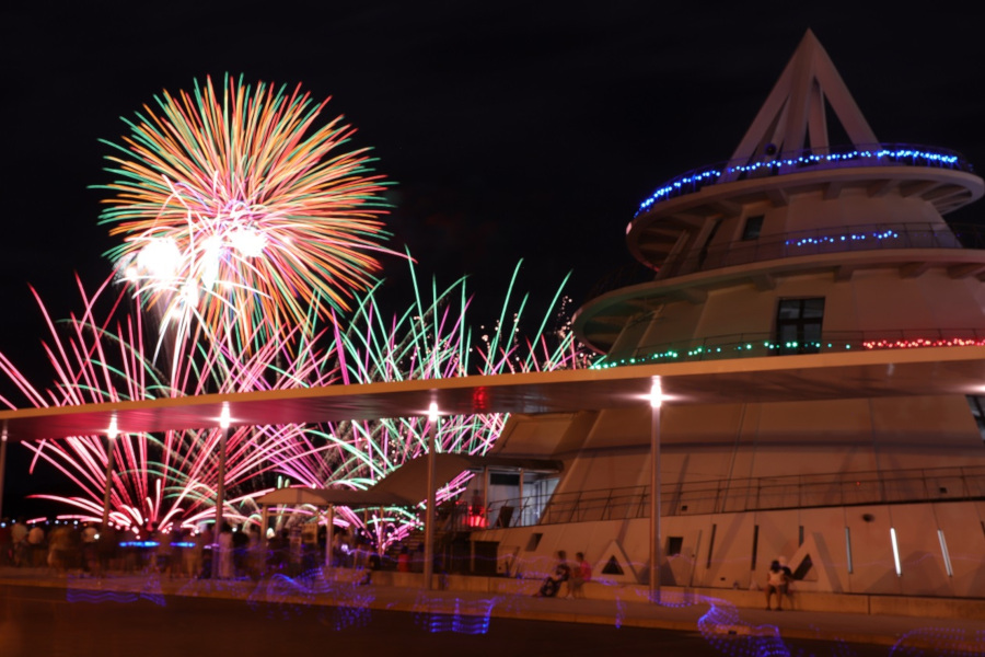 海上から上がる花火は迫力満点 海上から上がる花火は迫力満点