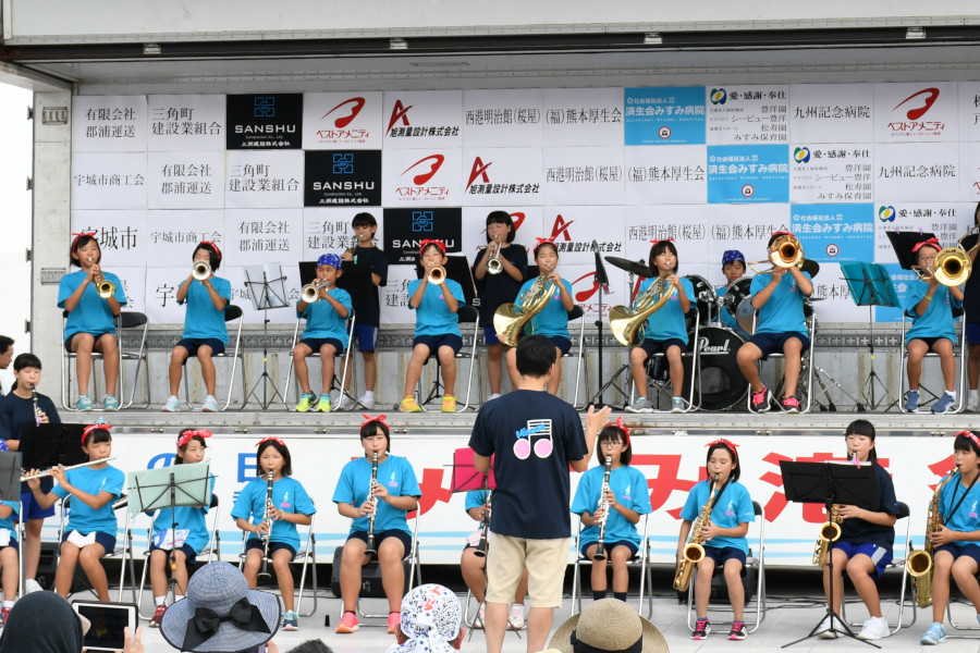 子供たちも一緒に祭りを盛り上げます 子供たちも一緒に祭りを盛り上げます