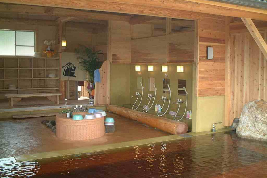 中央のかかり湯で体を流してから眺望の良い露天風呂へどうぞ 中央のかかり湯で体を流してから眺望の良い露天風呂へどうぞ