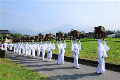 秋の豊作を祈願する「御田植神幸式」通称「おんだ祭」