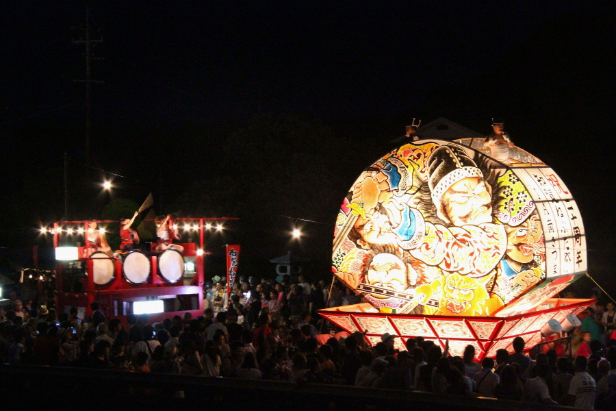扇型の山車燈籠のねぷたが、知覧を練り歩きます 扇型の山車燈籠のねぷたが、知覧を練り歩きます