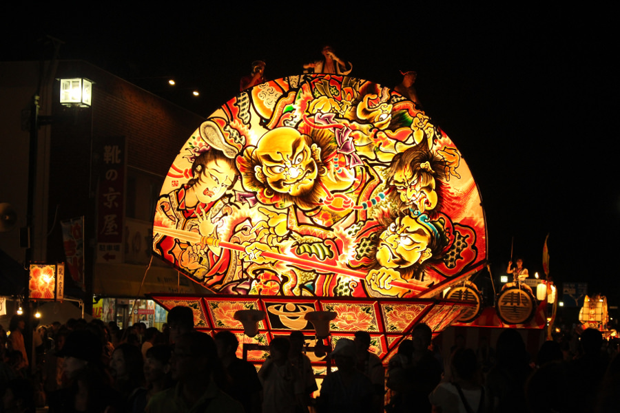 威勢のいい「ヤーヤドー」のかけ声とともに盛り上がります 威勢のいい「ヤーヤドー」のかけ声とともに盛り上がります