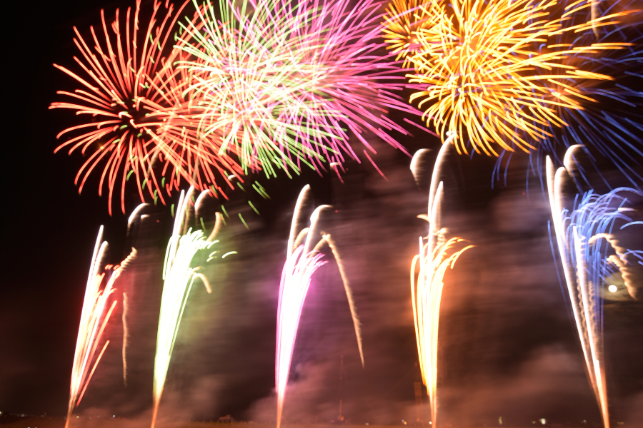 約8000発が夜空を彩る花火師たちの暑い夏