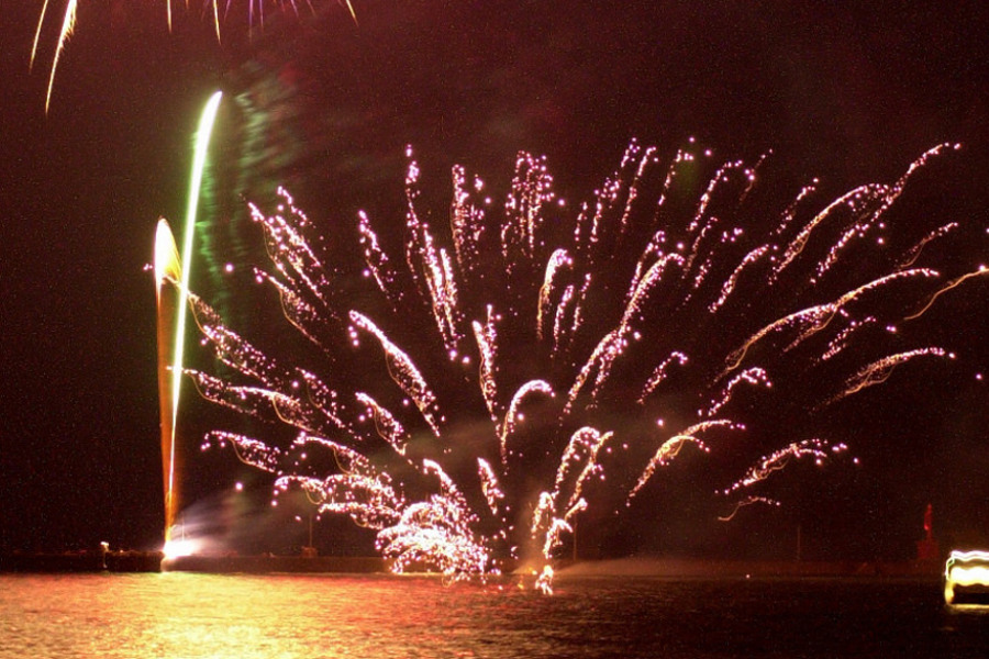 大漁旗をなびかせる勇壮な昼間の祭りから一転、幻想的な花火に彩られる周防灘 幻想的な花火に彩られる周防灘