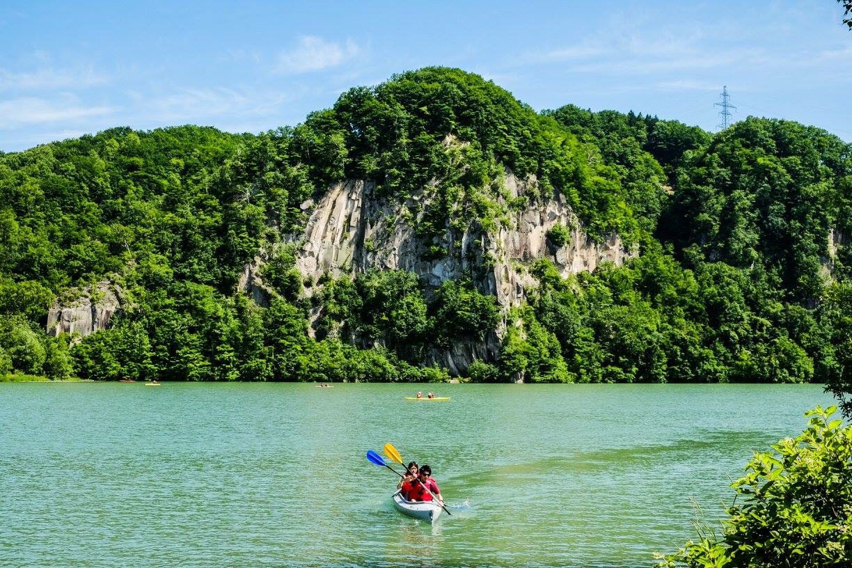 屈足湖畔にあるフェス会場から望むパワースポット“ガンケ”は壮大な崖 GANKE FES