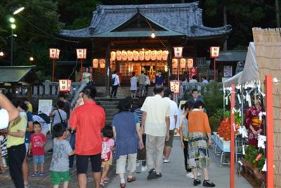 夕刻になると多くの人でにぎわう祇園祭