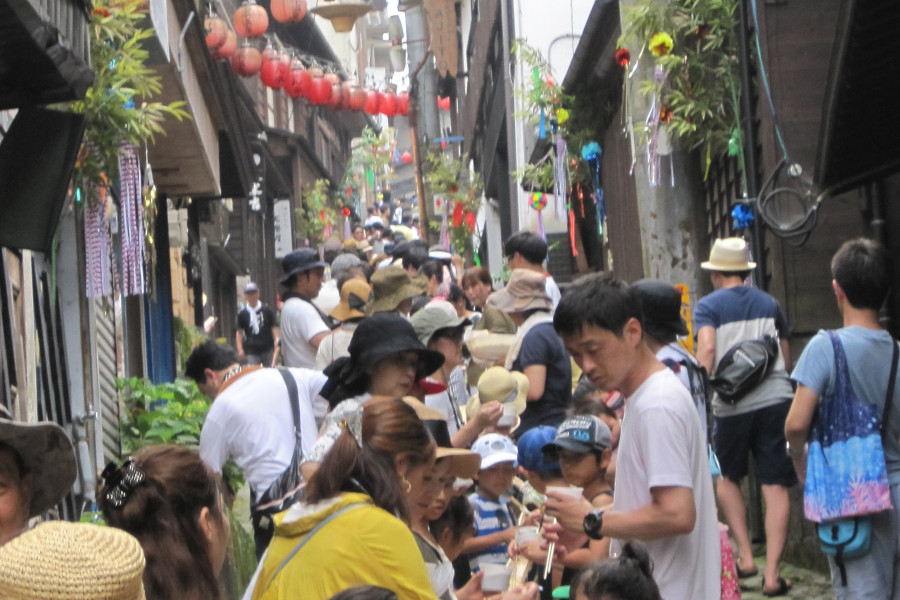 全長300メートル、九州最大規模の「湯平大ソーメン流し大会」 全長300メートル、九州最大規模の「湯平大ソーメン流し大会」