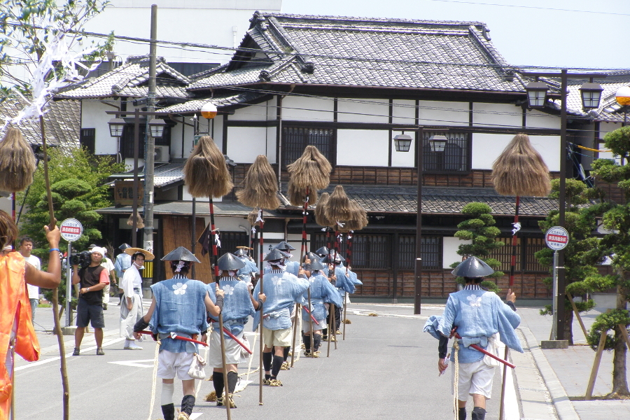 城下町を町衆が練り歩く「杵築天神祭り」の御神幸 城下町を町衆が練り歩く「杵築天神祭り」の御神幸
