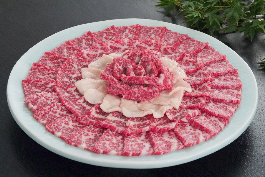 まるで大輪の花のように盛られた馬刺しは見た目も華やか まるで大輪の花のように盛られた馬刺しは見た目も華やか