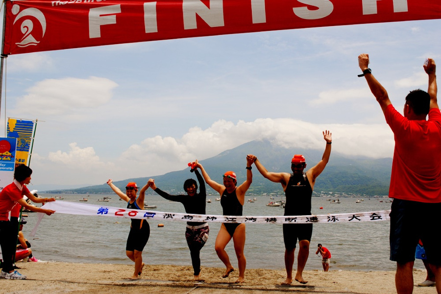 4人で一緒にゴールする「桜島・錦江湾横断遠泳大会」 4人で一緒にゴールする「桜島・錦江湾横断遠泳大会」