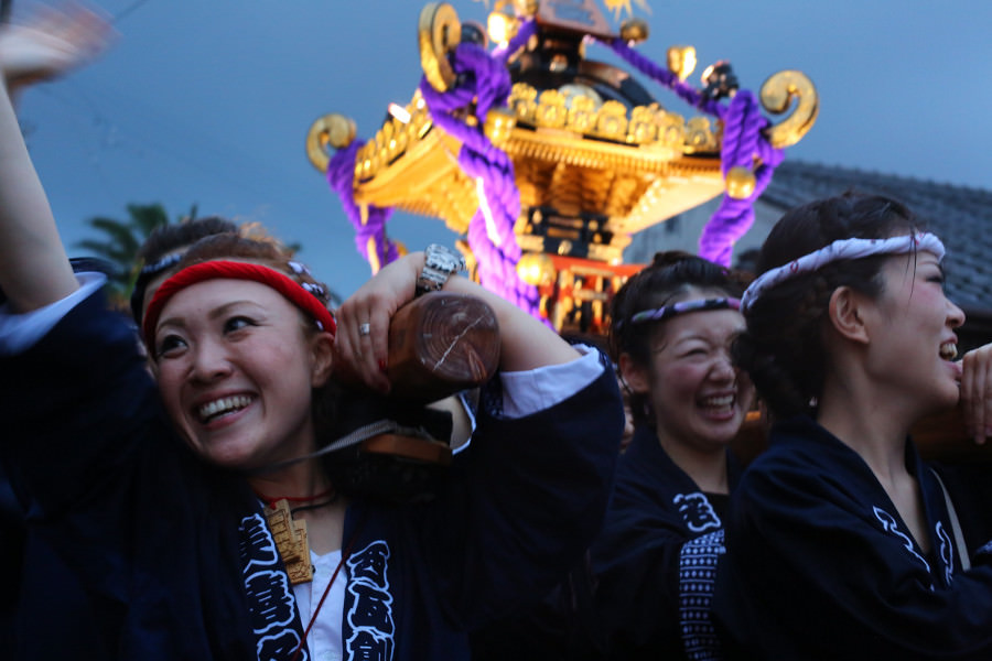 お囃子の音色にあわせて勇壮な女神輿が練り歩きます お囃子の音色にあわせて勇壮な女神輿が練り歩きます