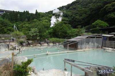 青空の下で泥に浸かって気分爽快！