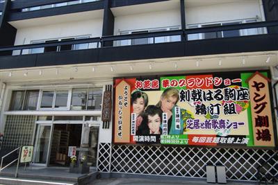芝居看板の派手な装飾に期待も十分