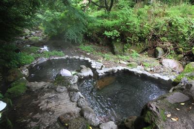 4つの岩風呂からなる秘境の名湯