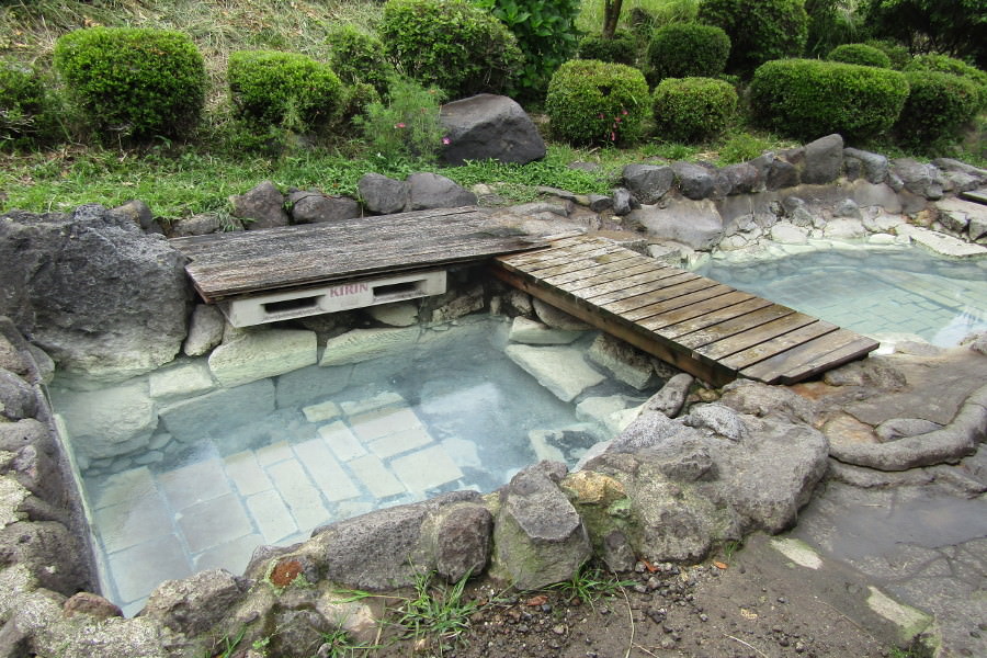 墓地の先に現れる極楽の湯!? 墓地の先に現れる極楽の湯!?