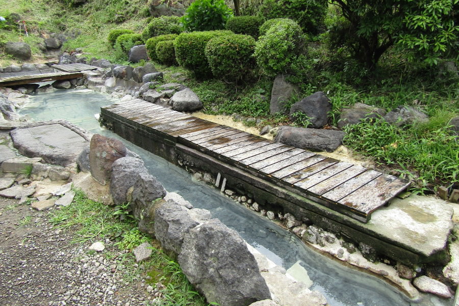 足湯でゆったり、旅の疲れを取ろう 足湯でゆったり、旅の疲れを取ろう