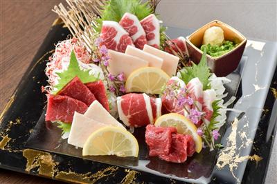 自慢の馬刺しは一皿でさまざまな部位を食べ比べできます