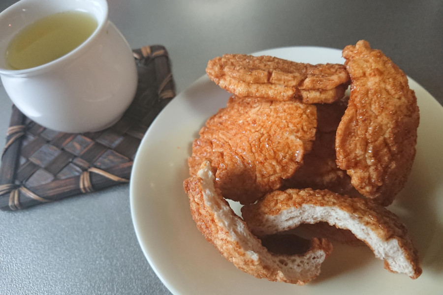 大きく厚みのある「亀せん」。サクサクッとした食感でやみつきに