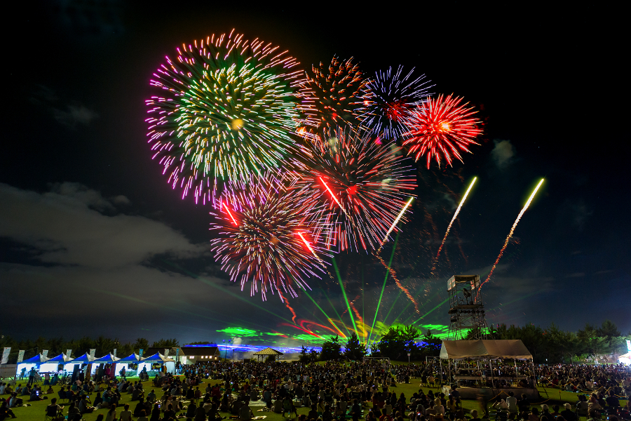 真上に打ちあがり、迫力の音楽花火とレーザーショーのコラボが見どころ 真上に打ちあがり、迫力の音楽花火とレーザーショーのコラボが見