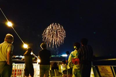 遊覧の終盤に打ち上げられる「打上花火」が大迫力