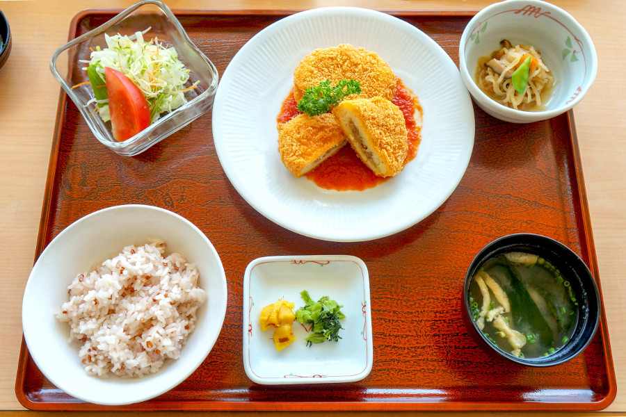 人気メニュー「佐賀県産和牛コロッケ定食」(980円/税込) 人気メニュー「佐賀県産和牛コロッケ定食」(980円/税込)