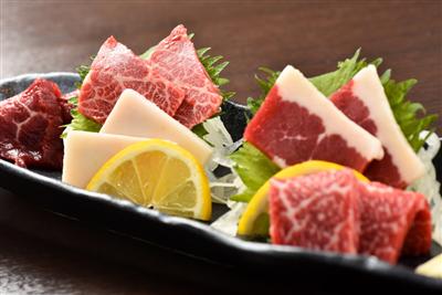 特選馬刺し5種盛り合わせはさまざまな馬の部位を食べ比べ