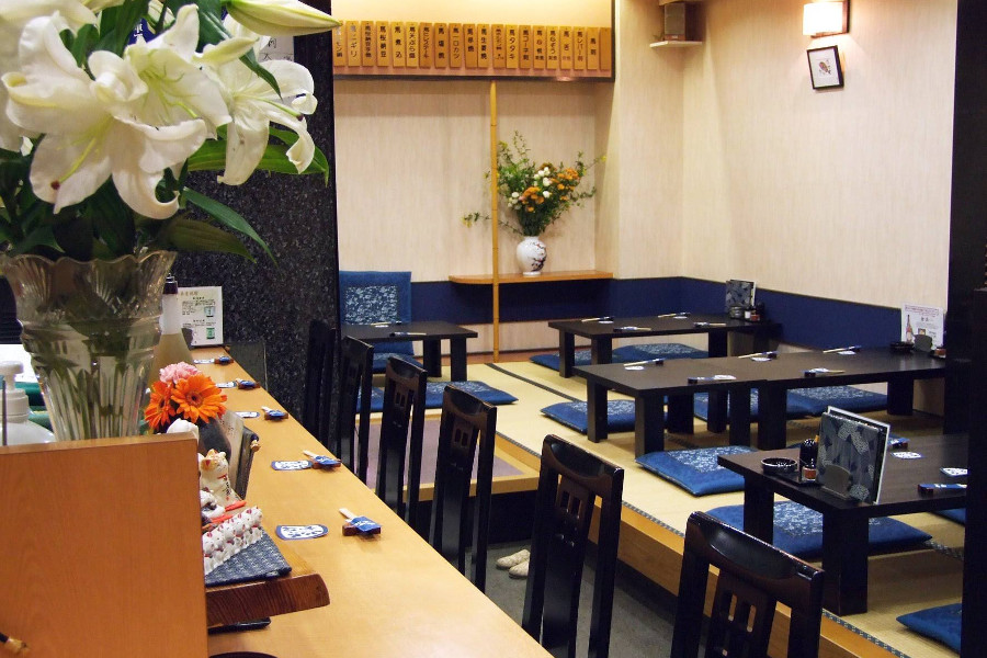 カウンターと座敷席を備えたビルの地下にある店舗
