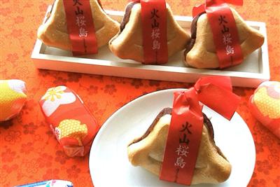 餡の中に阿久根産ボンタン風味のお餅が入った火山桜島もなか