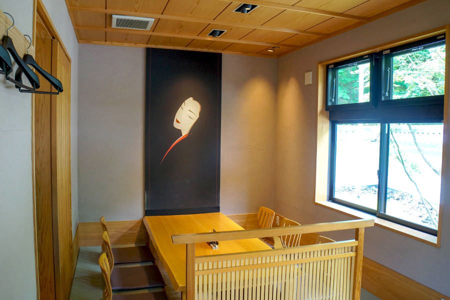 部屋には熊本出身美人画家”鶴田一郎氏”書き下ろしの美人画