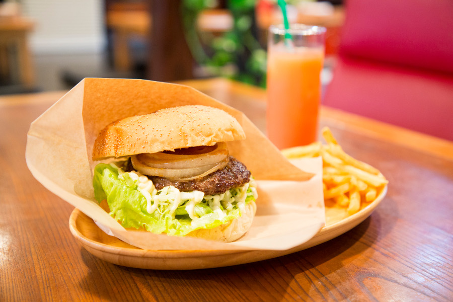 ポテトとドリンク付きの壱岐牛バーガセット。卵、ベーコン、チーズのトッピングも可能 ポテトとドリンク付きの壱岐牛バーガセット