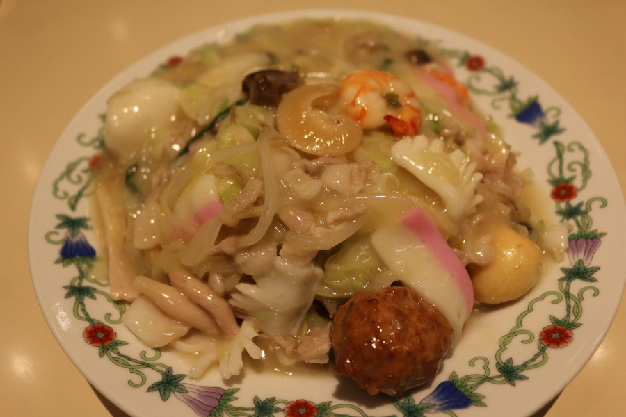 具沢山の特上皿うどん。鶏ガラベースの餡とよくかき混ぜて食べてみて 具沢山の特上皿うどん