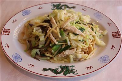 太麺の鶏皿うどんは鶏肉と野菜のうまみがたっぷりの出汁と絡めて