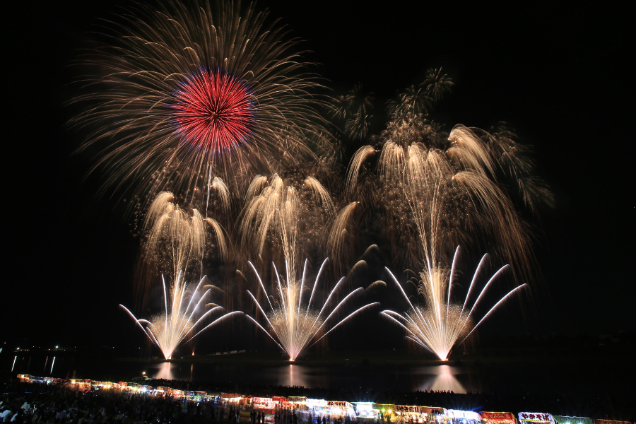 筑後川に移る花火。毎年多くの人が訪れます 筑後川に移る花火。毎年多くの人が訪れます