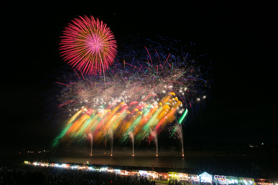 仕掛け花火や尺玉が見事な「筑後川花火大会」 仕掛け花火や尺玉が見事な「筑後川花火大会」