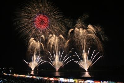筑後川に移る花火。毎年多くの人が訪れます