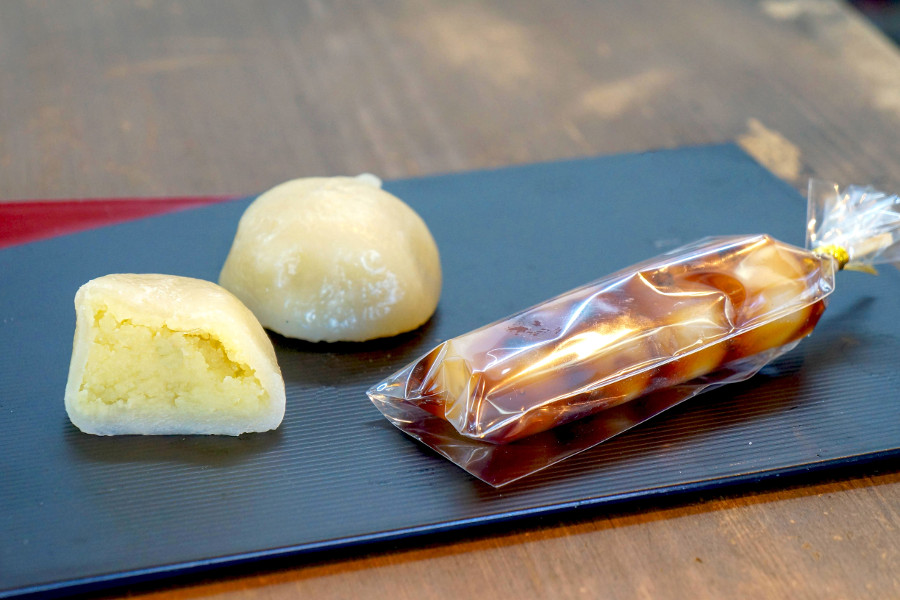 いきなり饅頭白（108円／税込）とみたらし団子（110円／税